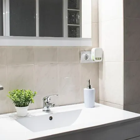 Entero, A 15 Minutos De Zona Centro Con Plaza De Aparcamiento Opcional דירה